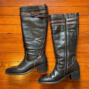 Pikolinos woman’s knee high leather boots.  Only worn a few times, like new